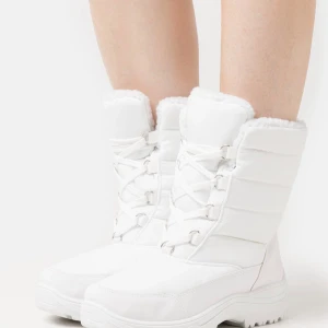 Vita vinterstövlar / snöstövlar med foder – varma & vattentåliga  - Superfina vita vinterstövlar i sportig design! Har inte använt ens den e nya  De är varmfodrade med mjukt, fluffigt innerfoder och har en stadig, greppvänlig sula som passar perfekt för kalla och snöiga dagar. Dragkedja och snörning framtill för bästa passform. Bekväma, lätta och stilrena – idealiska för både vinterpromenader och vardagsbruk. Fodrad insida Tjock sula med mönster för bättre grepp Lätt att ta på och av Snygg helvit design Perfekta till vintern, snö och kalla dagar! 