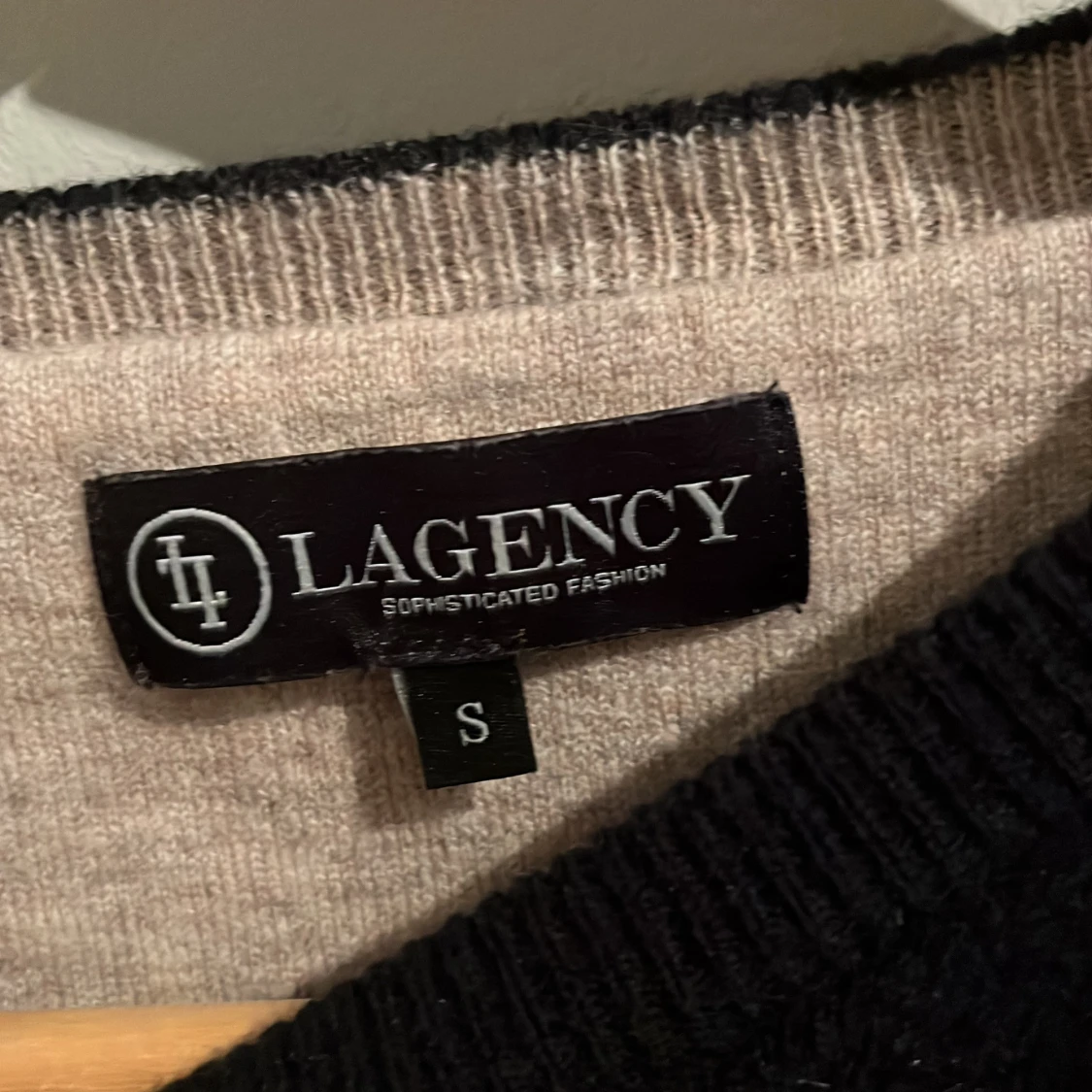 Svart stickad tröja från Lagency - 2