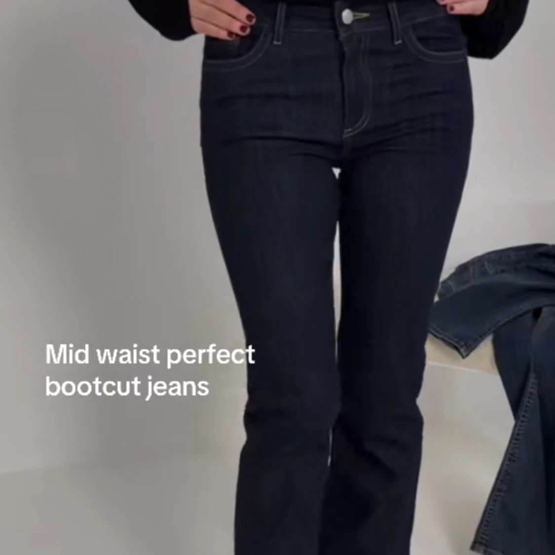 Mörkblå bootcut jeans med broderi