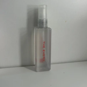 THE EVERY Renewal Hair Oil - En genomskinlig plastflaska med pump, innehållande Renewal Hair Oil från THE EVERY. Oljan är vegansk och innehåller arganolja, nyponolja och vitamin E