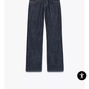 Zara low waist jeans - Snygga mörkblå jeans, lite baggy. Köpte för 399 och inte använt så monga gånger.