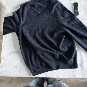 Uniqlo V-neck 100% cashmire - Säljer min nästan helt nya uniqlo v-neck 100% cashmire tröja!