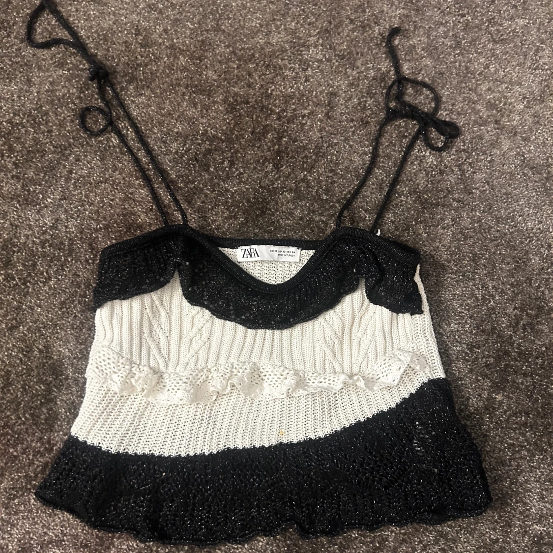 Stickad svartvit linnetopp från Zara