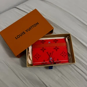 Riktigt fet tennis plånbok - Säljer denna Riktigt feta tennis plånbok. Helt ny, dustbag följs med. Skriv till mig vid funderingar. Pris kan förhandlas vid snabb affär