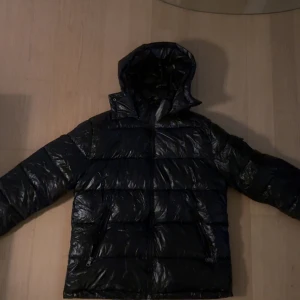 Moncler Maya - Riktigt snygg moncler jacka i storlek m/2. Säljer för bra pris som inte är hugget i sten vid snabb affär. Knappast använd. Har du några frågor är det bara att ställa!