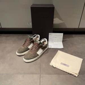 Valentino flycrew 🍾 - Tjenare säljer nu dessa valentino flycrew, som inte säljs längre och är sjukt eftertraktade ”tillkommer box, dustbag” endast 2 nitar är borta, skicket är bra men finns en del defekter. Släng iväg ett dm för frågor! 🙌🍾 ”Självklart äkta” 