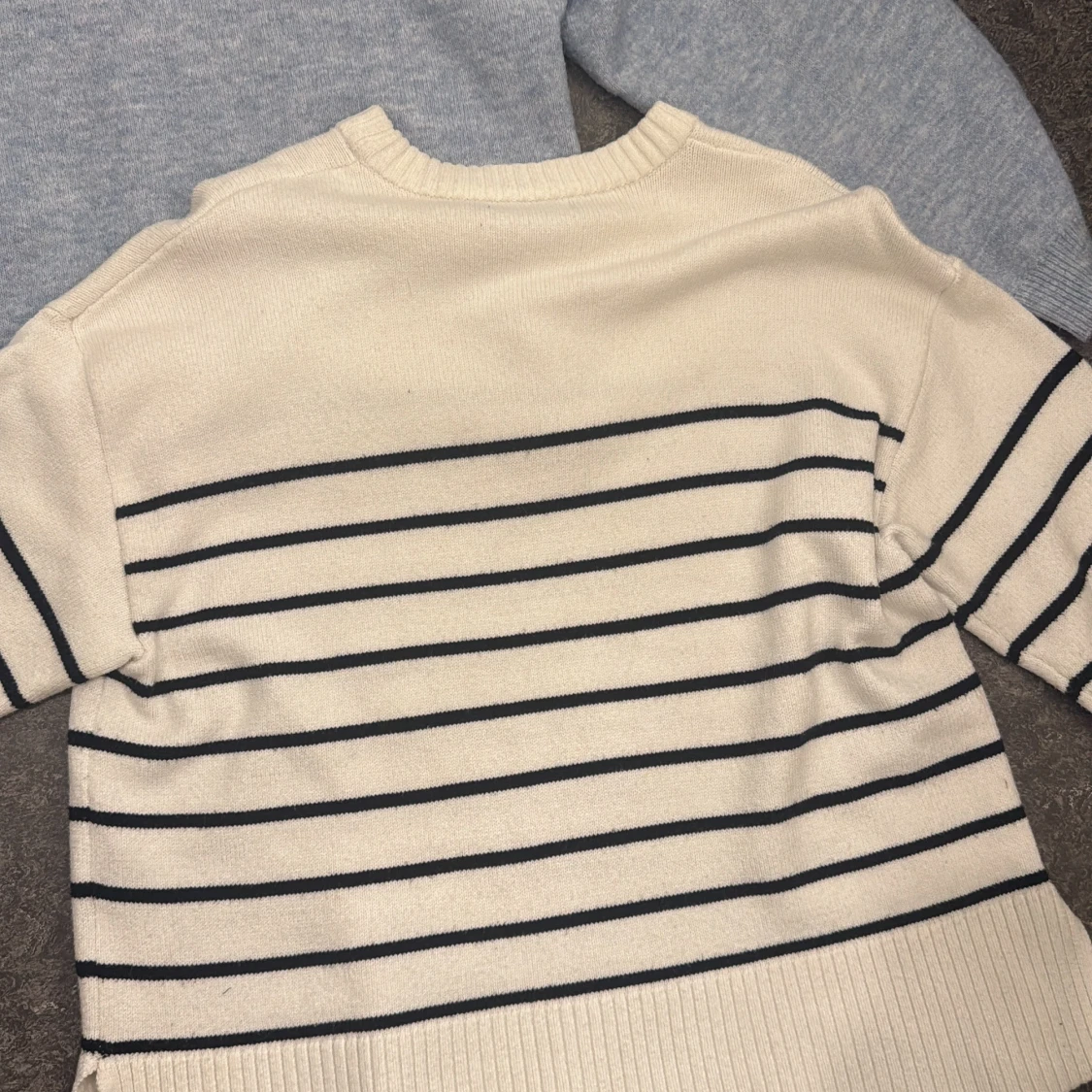 Två stickade tröjor, blå & randig - 2