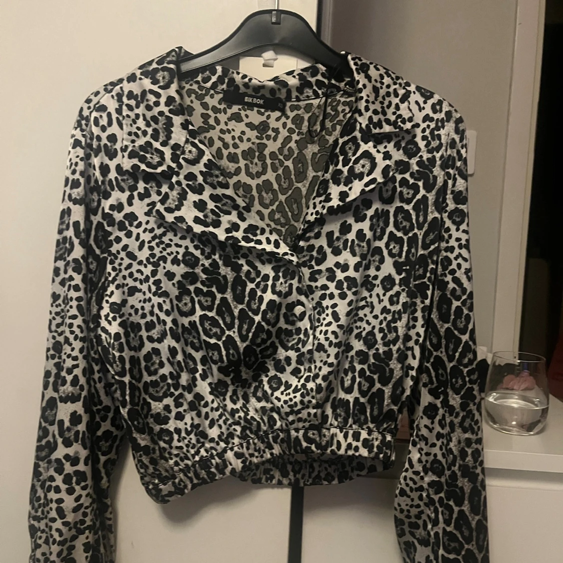 Leopardmönstrad blus från Bik Bok