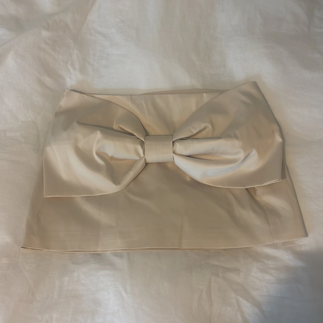 Krämvit/Beige kjol med stor rosett