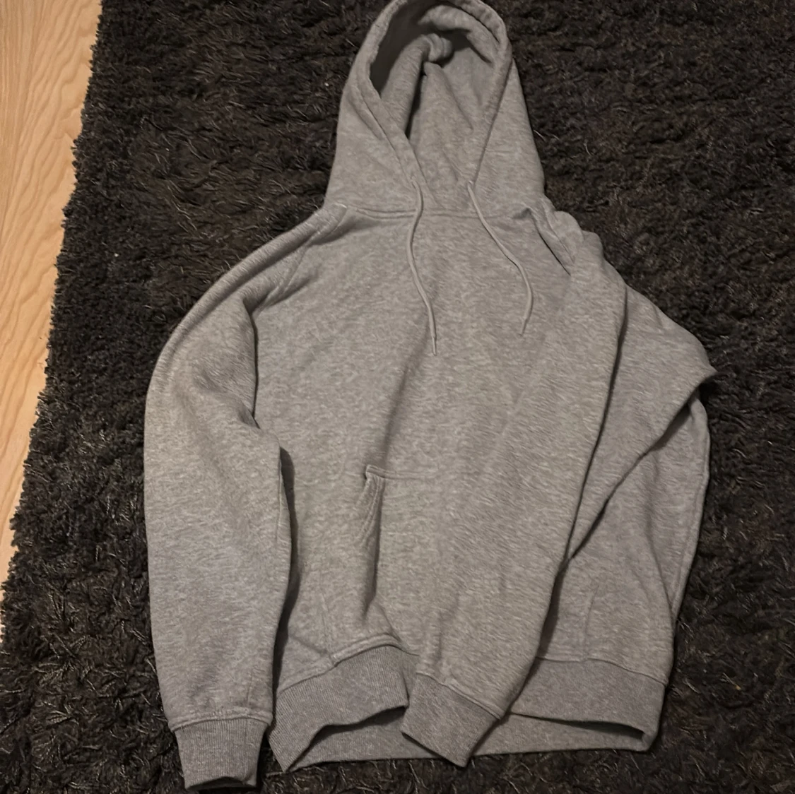 Grå hoodie med huva och ficka