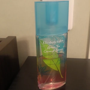 Green Tea Coconut Breeze parfym - Fräsch och tropisk parfym från Elizabeth Arden med namnet Green Tea Coconut Breeze. Perfekt för dig som vill ha en lätt och somrig doft. Snygg flaska med färgglad design.