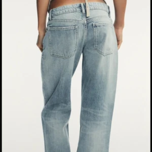 Low waist jeans  - Lågmidjade jeans ifrån Zara med rak/baggy fit. Bra skick utom slitningar vid benen ( se bild) storlek 42