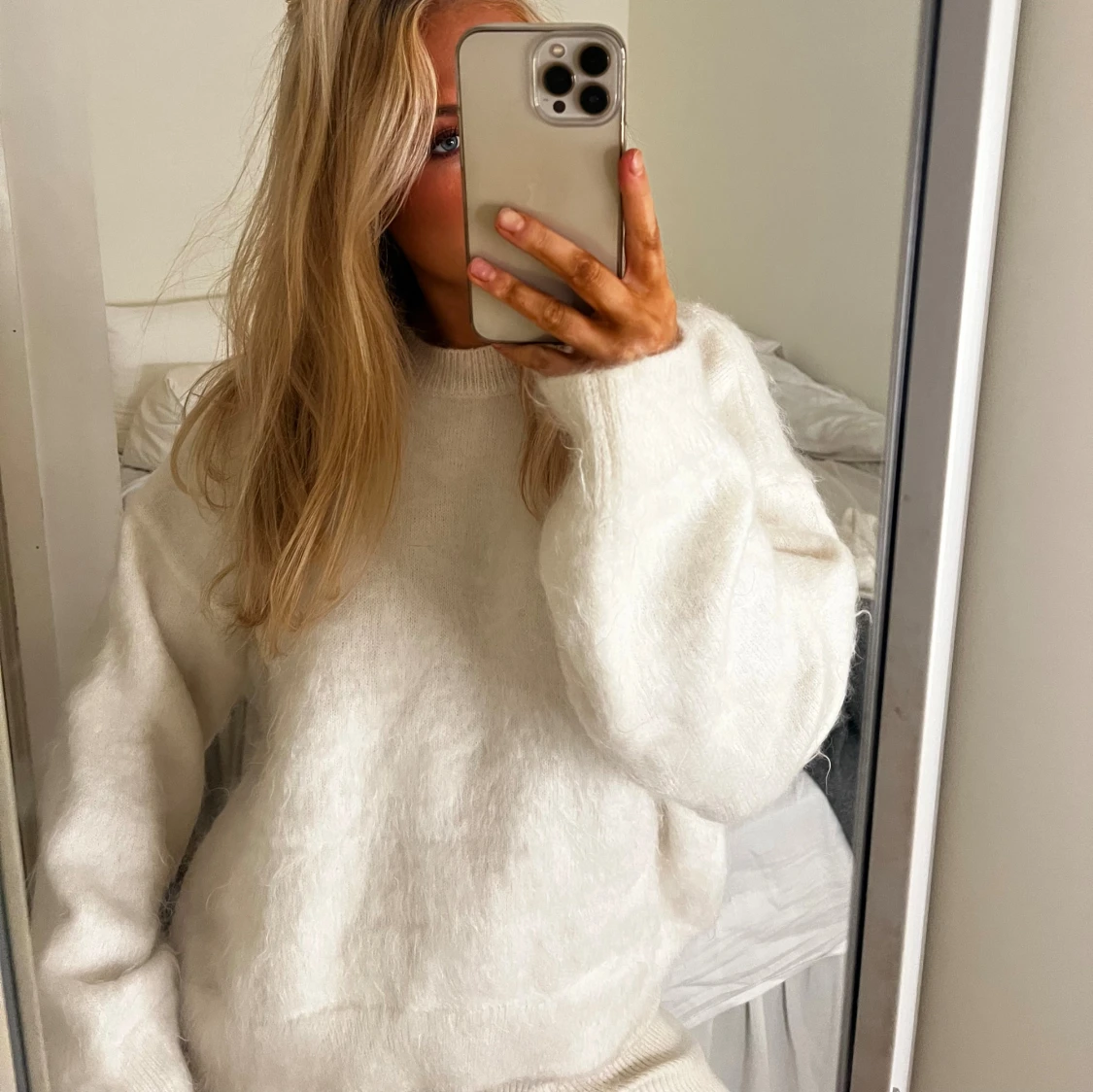 Vit stickad mohair tröja