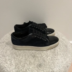 Lanvin skor  - Skick: 9/10 | dustbag ingår | färg: mörkblå mocca och svart cap toe | storlek: uk6/40