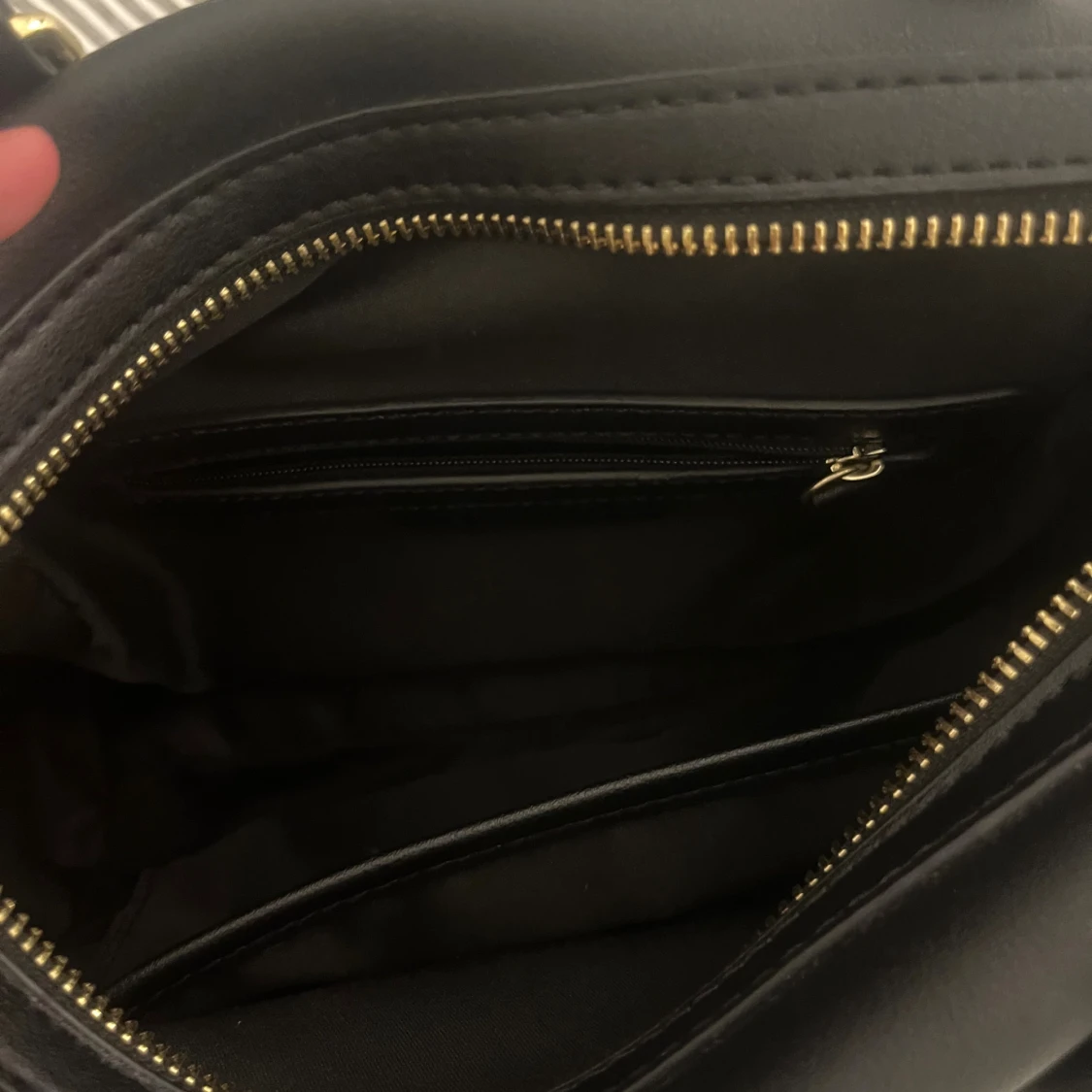 Svart handväska med gulddetaljer - 4