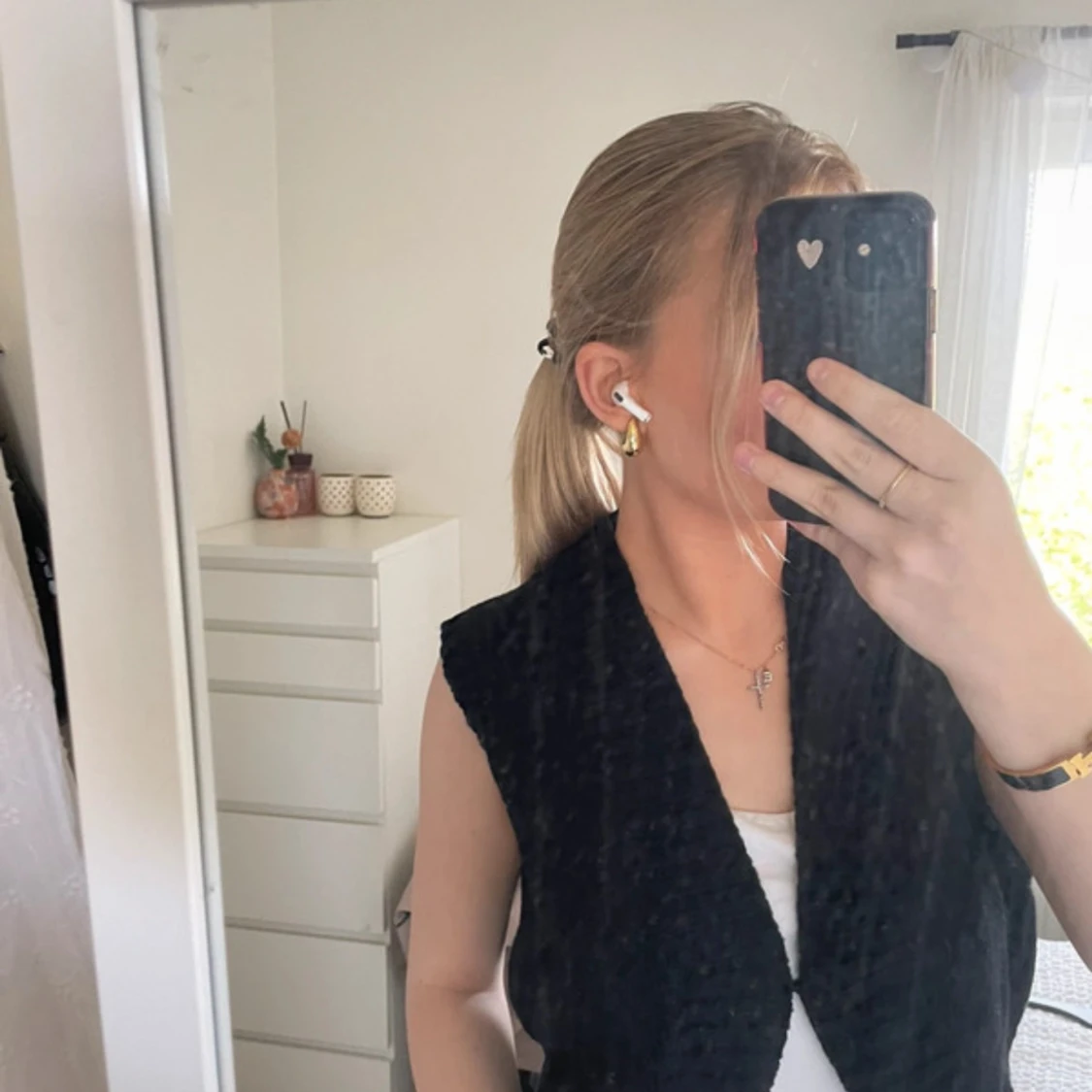 Svart stickad väst med bred krage - 3