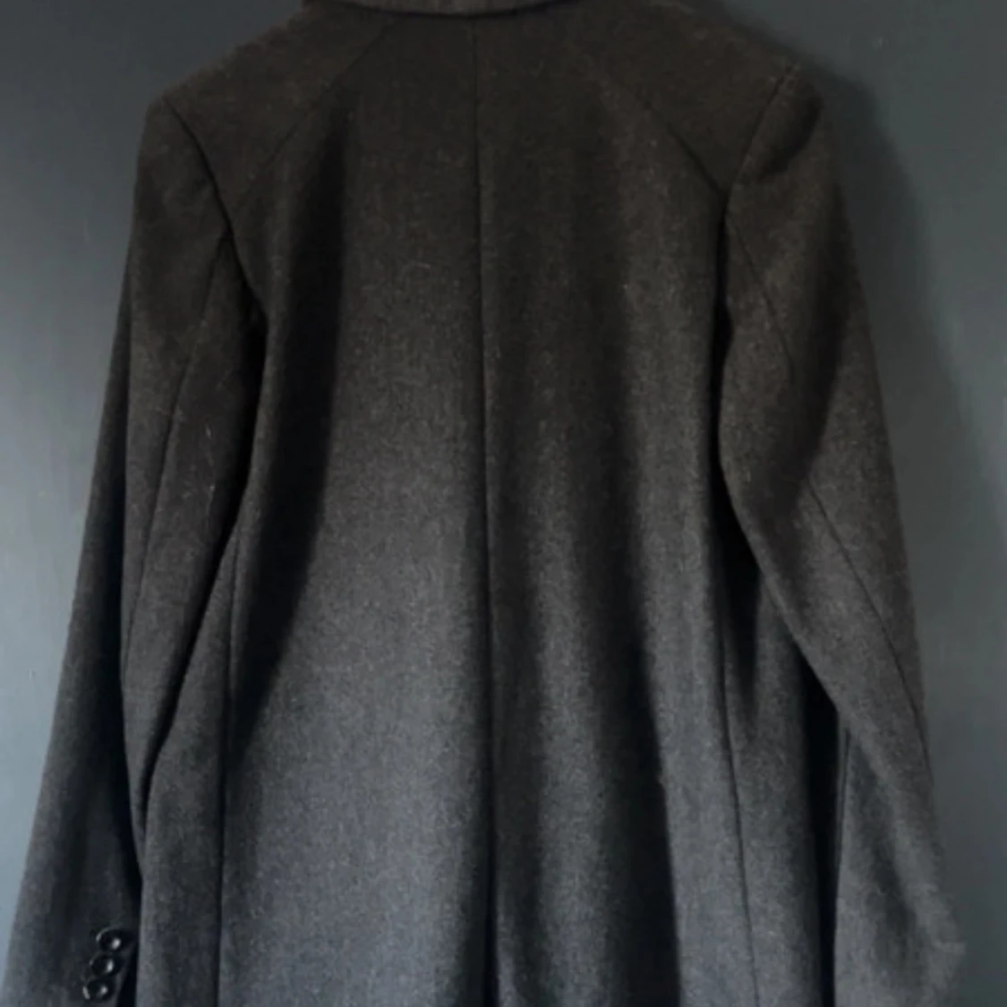 Snygg grå ullkappa från Brothers & Sisters butiken - 1