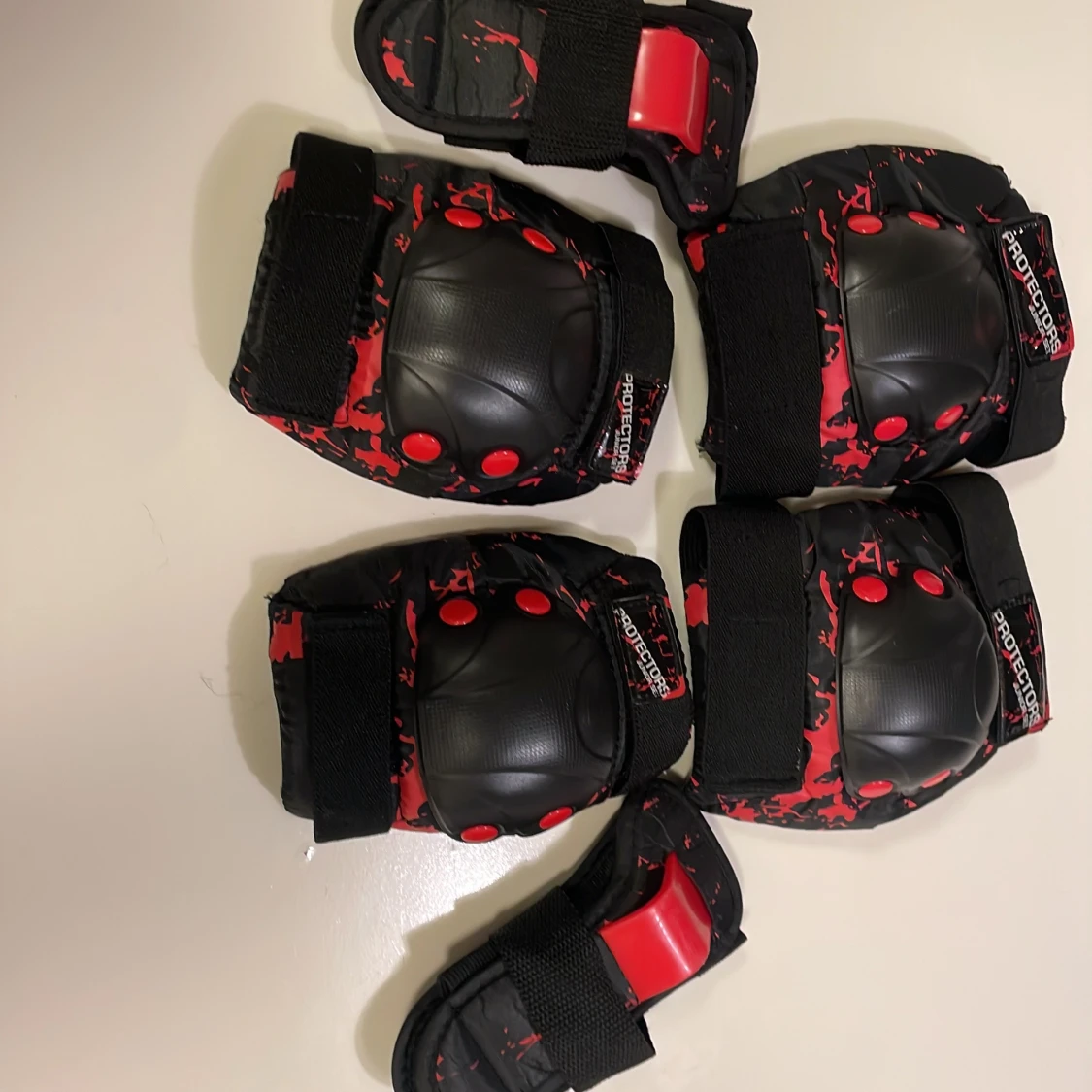 Svarta och röda skyddshandskar M