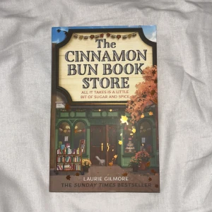 The Cinnamon Bun Bookstore - The cinnamon bun bookstore av Laurie Gilmore. Del av Dream Habour serien (finns ingen ordning). Helt ny! 🍂