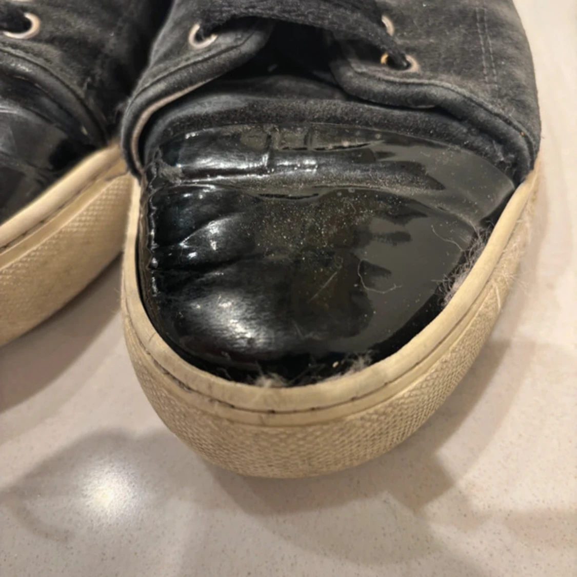 Svarta sneakers med lackad tå - 1