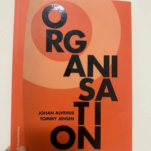 Organisation av Alvehus & Jensen - Organisation är en grundläggande lärobok inom organisationsteori. Perfekt för dig som pluggar eller vill förstå hur grupper, ledarskap och struktur fungerar i arbetslivet. Modern och tydlig, passar både nya studenter och unga vuxna som vill lära sig grunderna. Boken har nästan knappt använts. 