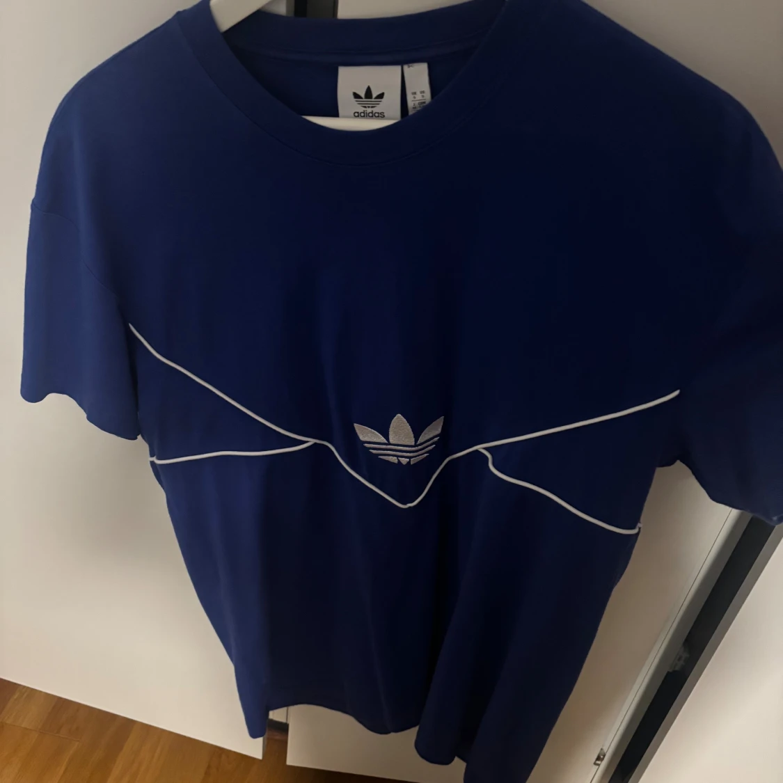 Blå Adidas t-shirt med vita linjer