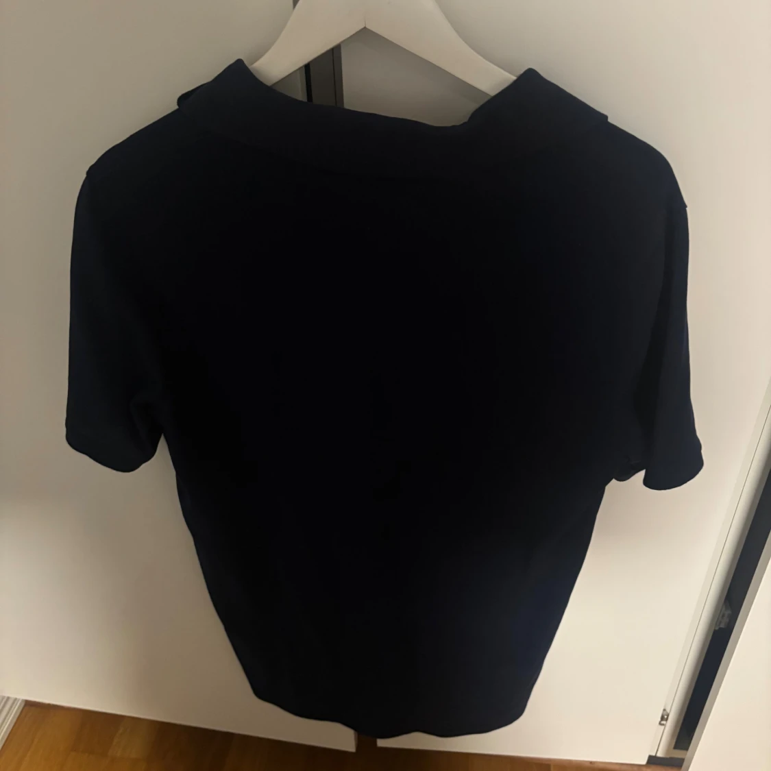 Mörkblå kortärmad skjorta från Guess  - 1