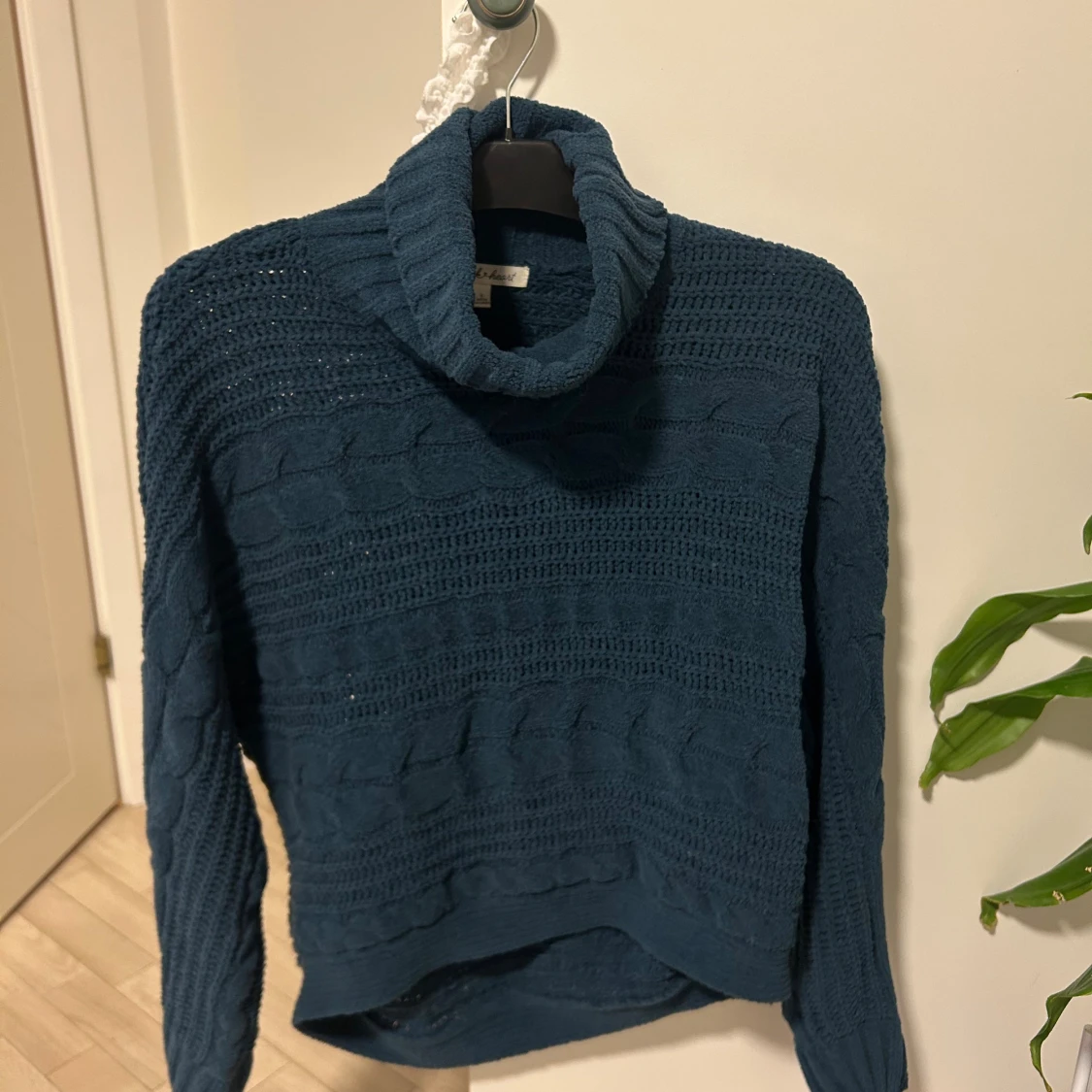 Mörkblå stickad polotröja (Derek Heart) 