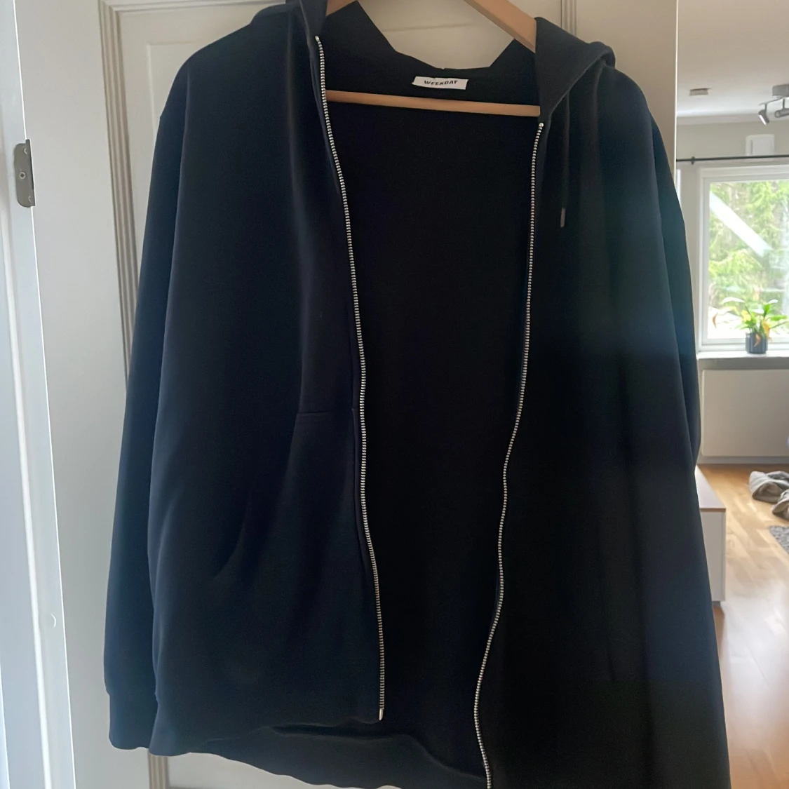 Svart hoodie från Weekday med dragkedja - 2