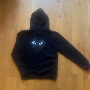 Svart hoodie Comme des Garçons  - Svart hoodie från Comme des Garçons Play med ikoniskt hjärta med ögon på bröstet och ryggen🖤| Skriv vid funderingar!!                                Priset kan diskuteras!!