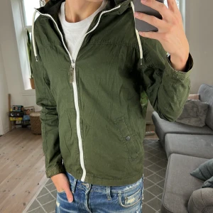 Jacka Olivgrön  - Grön jacka från Jack & Jones  Lätt, clean och perfekt till vardags — sitter snyggt och har en modern fit. Enkelt att styla, funkar året runt 🔥  📏 Storlek: S 👕 För: Man 🧵 Material: 100 % polyester (yttertyg & foder) ⚡️ Mycket bra skick 💰 399 kr  A:55cm B:45cm C:48cm D:62cm