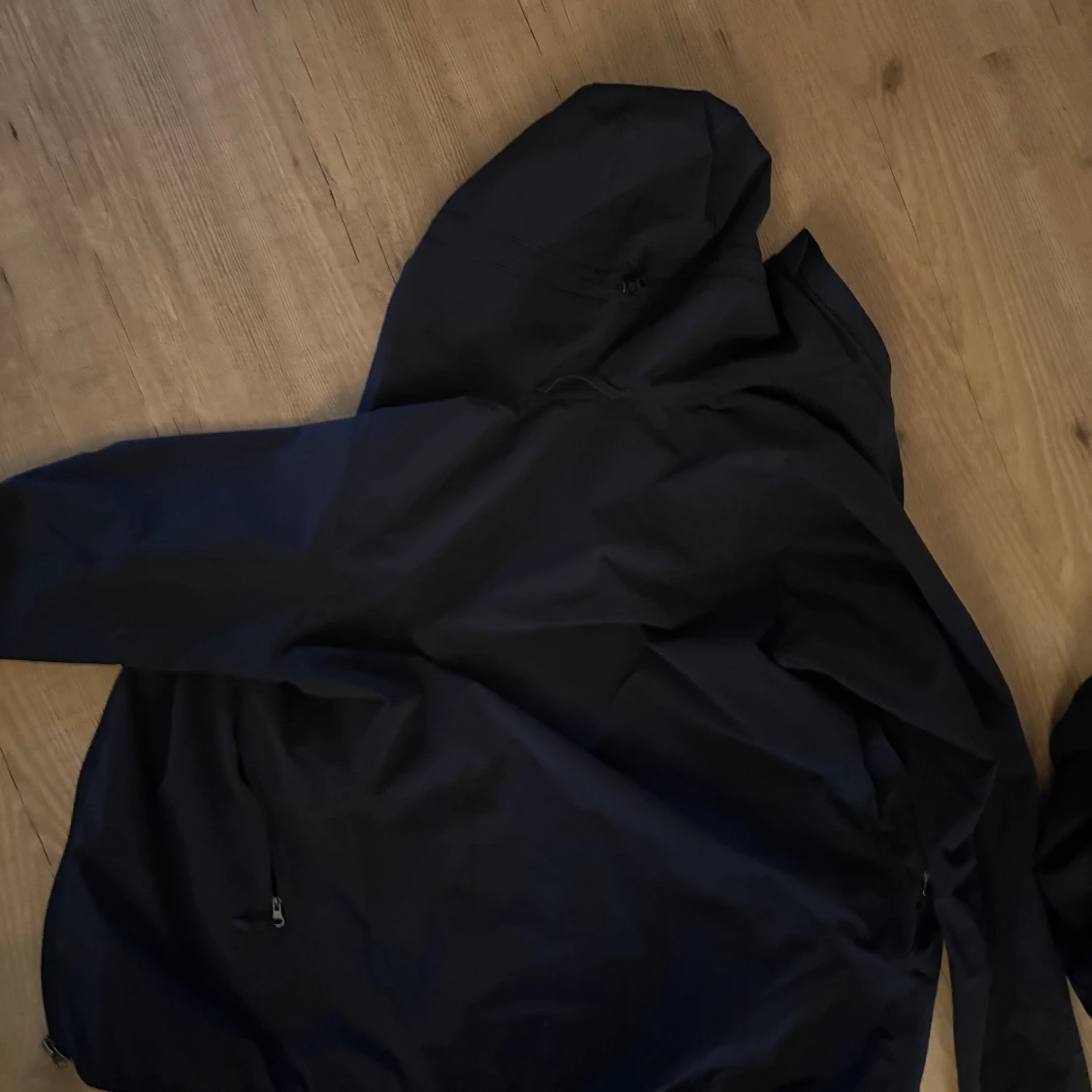 Svart vindjacka från Haglöfs med huva - 3