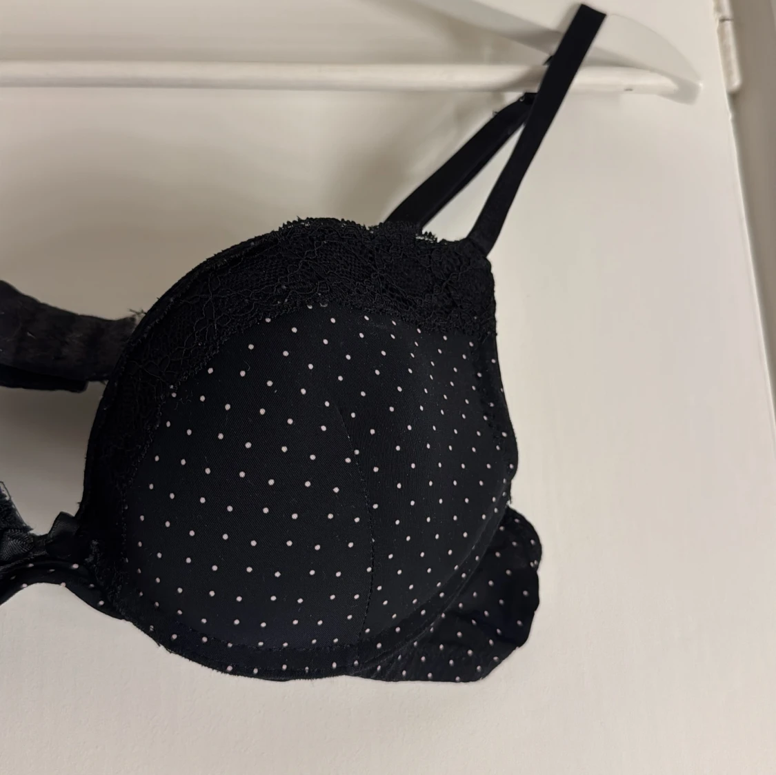 Mörkblå prickig bh med spets - 1