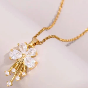 Snygg halsband med blomformad kristall i rostfritt stål med 18k guldpläterad  - Ett elegant halsband i rostfritt stål med 18k guldpläterad med ett hängsmycke format som en blomma. Blomman är dekorerad med gnistrande, klara stenar och har detaljer som ger ett lyxigt intryck. Perfekt för dig som vill ha något som sticker ut och glittrar extra mycket.