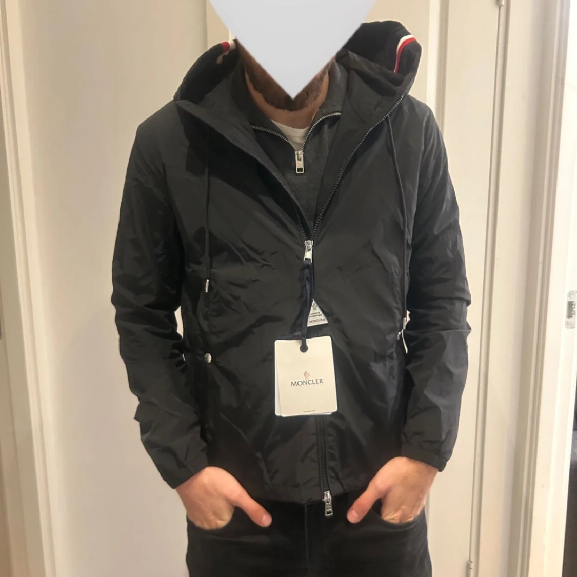 Svart vindjacka från Moncler med huva