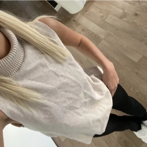 Beige tröja  - En beige tröja från zara som är jättefin men använder inte längre 