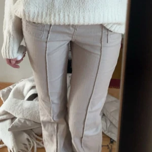 Beige jeans - Ur snygga Begie straight/bootcut jeans från h&m 🩷avklippta där nere, men passar mig bra som är 163(säljer även ett par gröna) strl 34