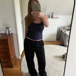 Svarta linnebyxor med snörning - Säljer ett par svarta linnebyxor med avslappnad passform. Byxorna har raka, vida ben och är perfekta för en chill och stilren look. De är använda några enstaka gånger utan några skavanker.