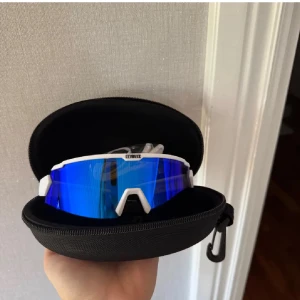 Bliz glasögon - Säljer dessa helt nya! Vita bågar med blått glas. Man kan får med fodral, extra glas, glasögonband och en tvättduk. Kan tänka mig att gå ner något i pris vid snabb affär. Hör av er vid funderingar! 💙