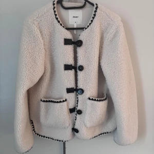 Teddyjacka  - Jättefin jacka ifrån object i storlek 34, aldrig använd Nypris: 1199