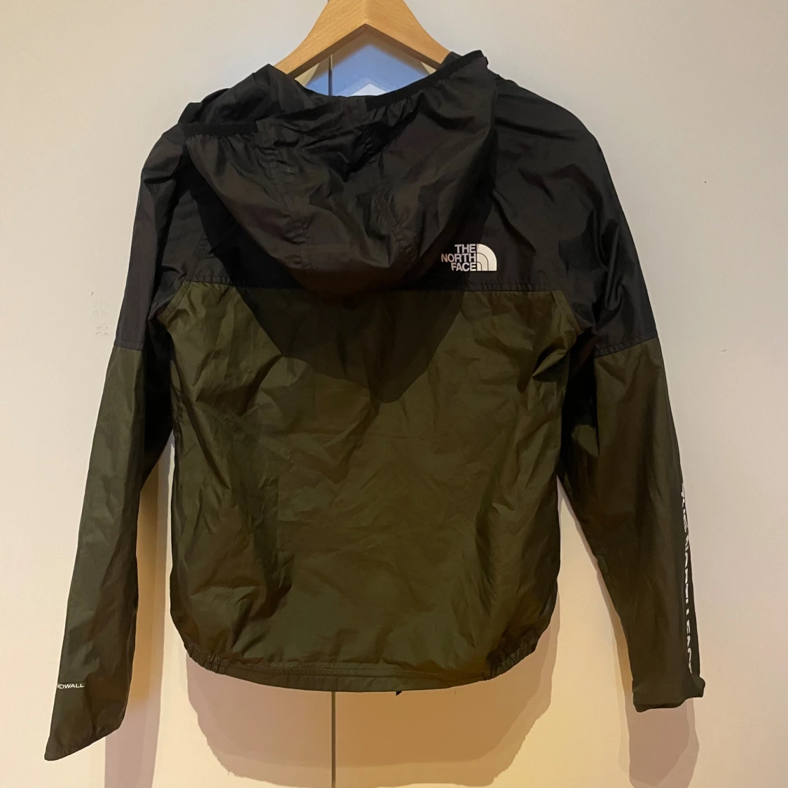 Svart och olivgrön vindjacka North Face - 1