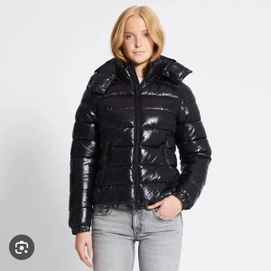 Svart glansig pufferjacka - Svart jacka, perfekt till vintern och hösten