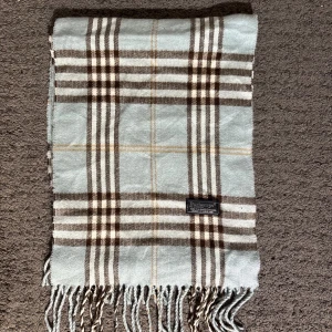 Burberry Scarve - Burberry Scarve| NO SIZE| Skick: 9/10| Pris: 399kr| Priset går alltid att diskutera!|