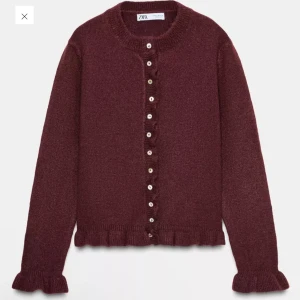 Vinröd kofta från Zara med volang - Superfin vinröd kofta från Zara med volangdetaljer vid ärmslut och nederkant. Aldrig använd och är i nyskick. 