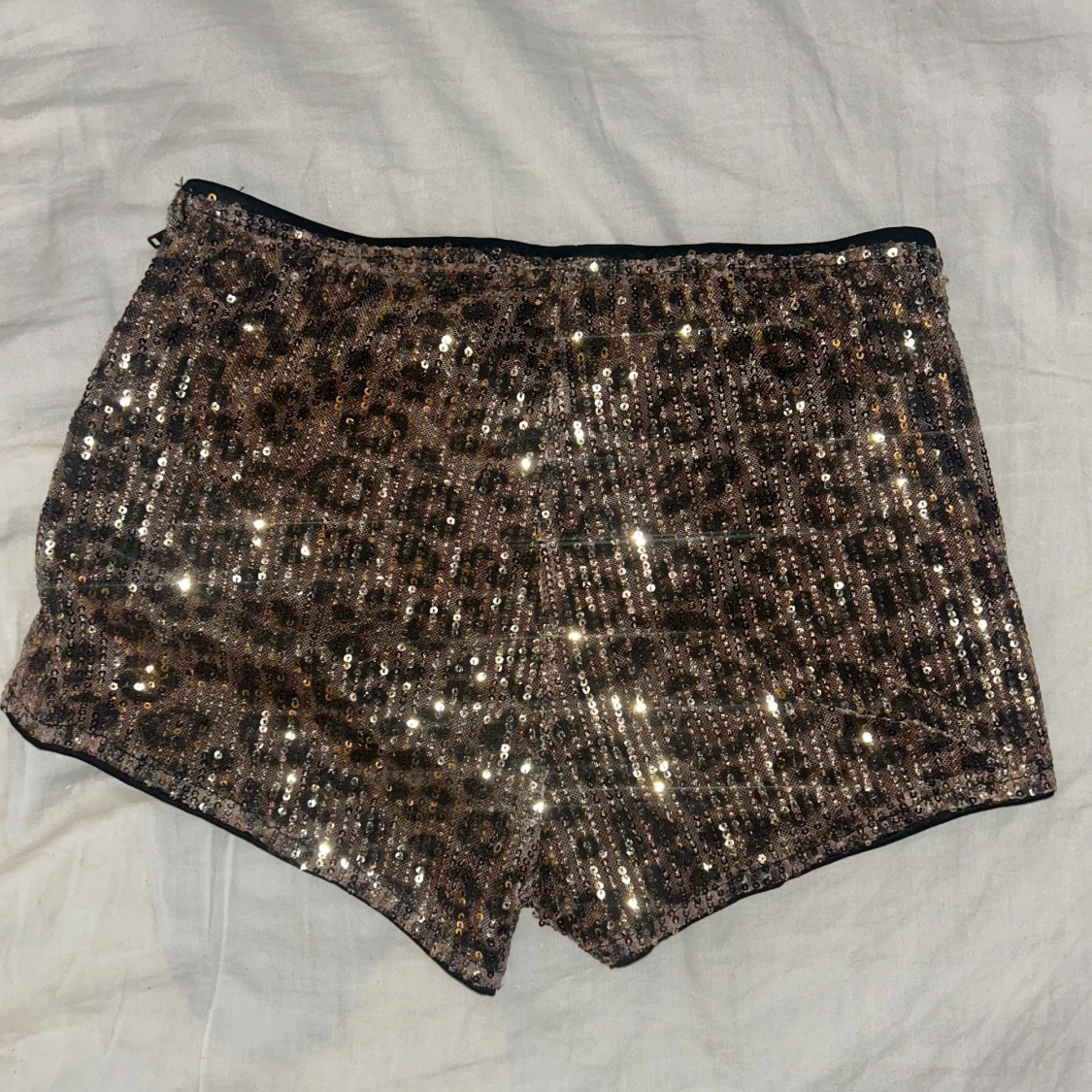 Glittriga leopardmönstrade shorts - 1