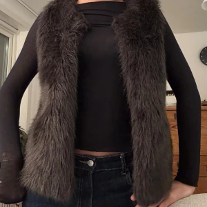 Mörkgrå pälsväst - Säljer denna skitsnygga pälsväst från bikbok, perfekt till hösten och vintern!🔥❤️ Inte äkta päls.