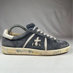 Premiata Sneakers  - Premiata sneakers Blå/Vit | Fint skick | Orginalbox eller dustbag ingår ej | Nypris ‼️ 3000kr ‼️| Pris kan absolut diskuteras! | Skriv om frågor uppstår! | //By, Olssén, Closet.