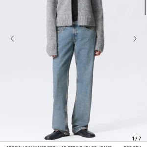 Low straight jeans  - Jätte snygga jeans från weekday, modellen finns kvar att köpa från weekday men inte samma färg 🤗 det är mellan mörk tvätt på jeansen (se bild)! Nypris 590kr