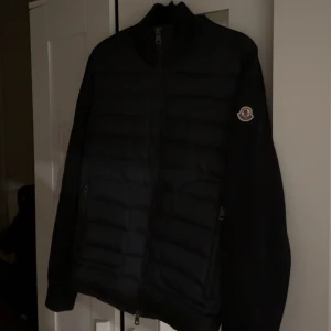 Moncler Cardigan  - En riktig schysst minglet cardigan i storleken S, den är använd max 5 gånger och är i väldigt god skick. Den är mörkblå och passar till vinter. Bara cardigan följer med vid köp inget kvitto eller något medföljer! Mitt pris 1399 vid snabb affär kan bra pris förekomma!
