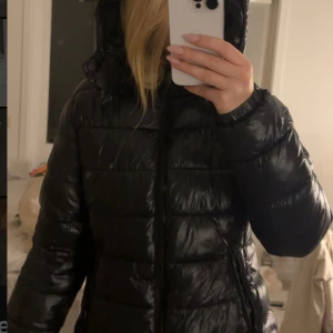 Svart glansig pufferjacka lager 157 - Säljer denna populära jackan från lager 157 i storlek m, brukar ha xs/s. Kan byta om någon har en vit💕